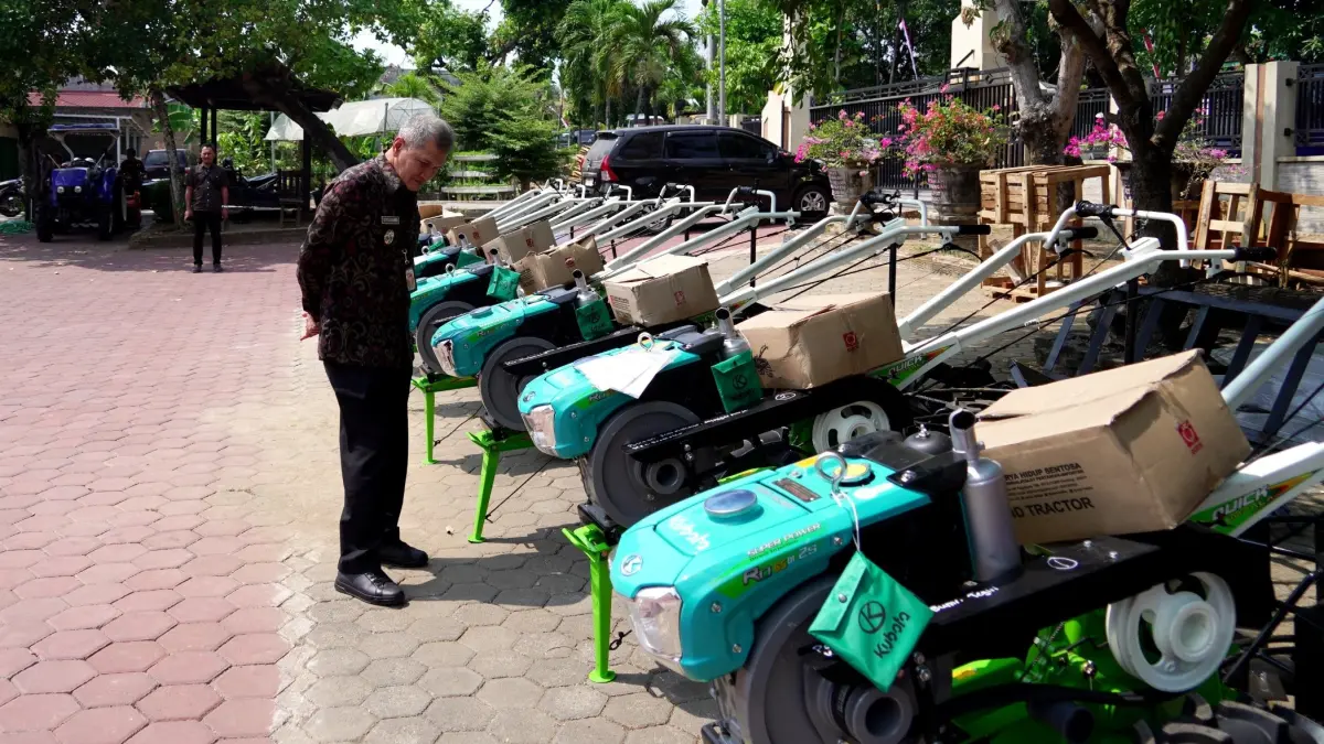 Bupati Wonogiri Setyo Sukarno cek traktor untuk dibagikan kepada para petani. (IWAN ADI/RADAR SOLO)