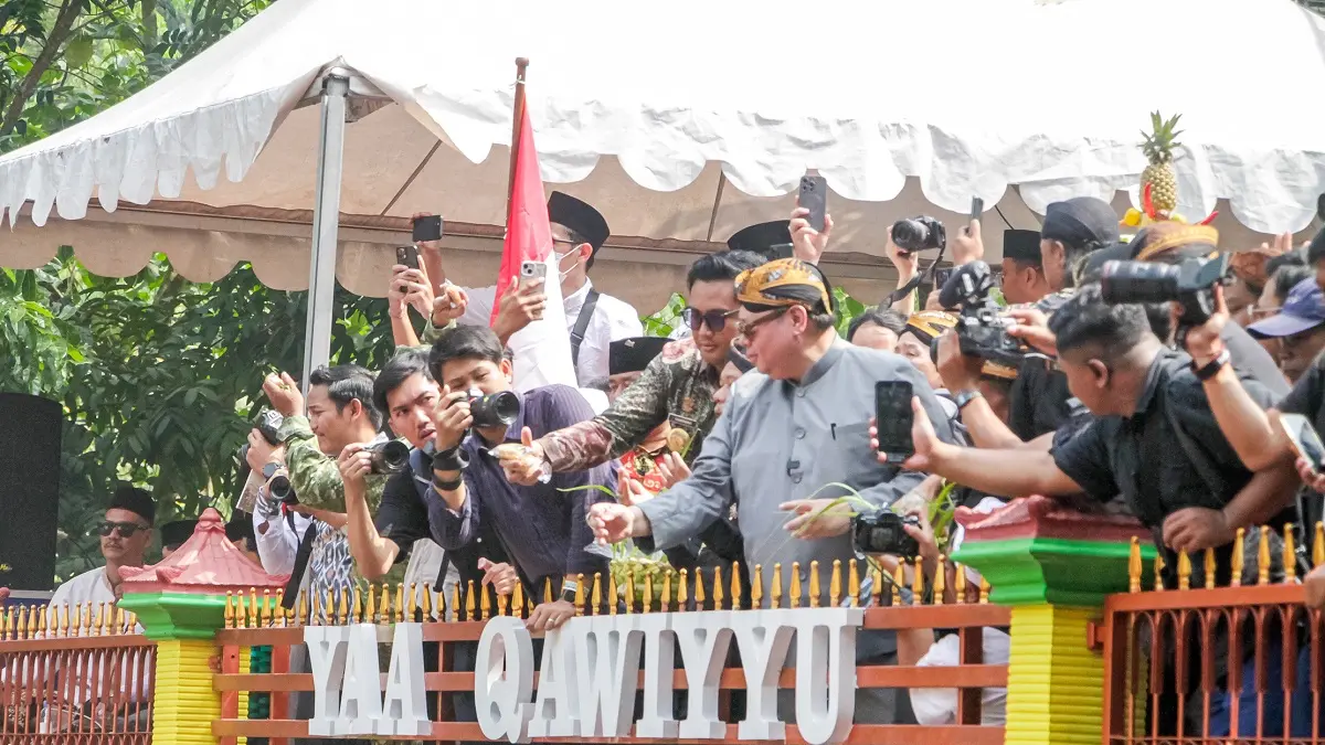 Menteri Koordinator (Menko) Bidang Perekonomian Airlangga Hartarto didampingi Bupati Klaten Hamenang Wajar Ismoyo ikut sebaran apem. (M.IHSAN/RADAR SOLO)