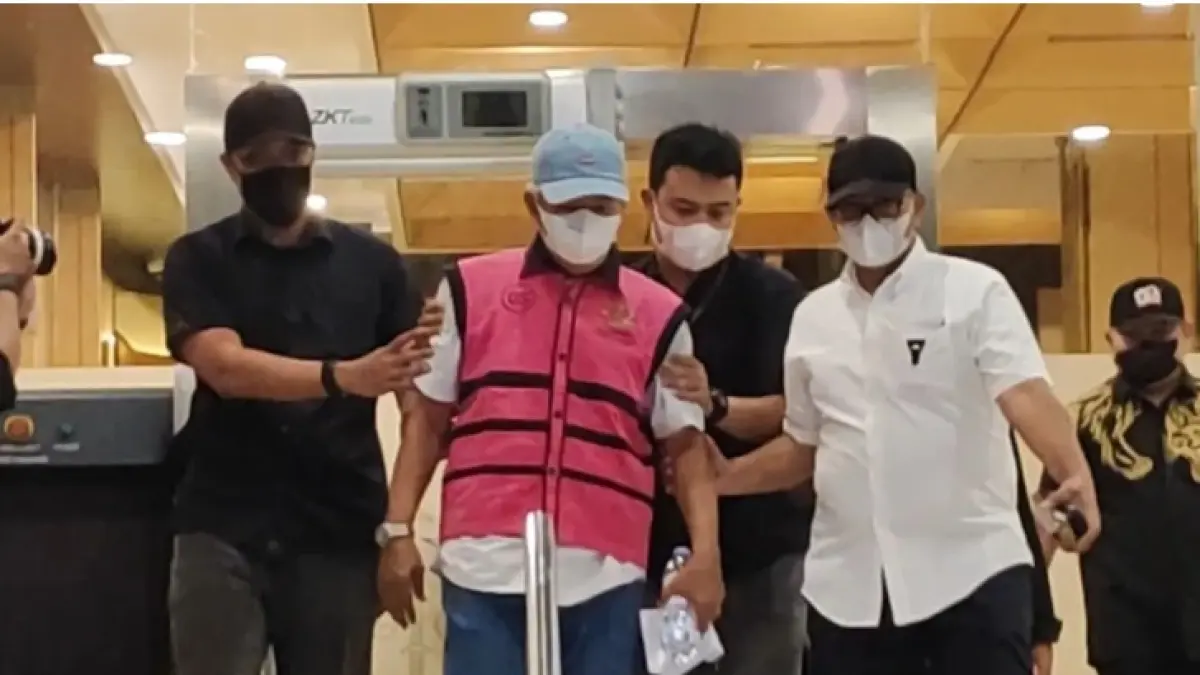 Nurman Herin (tengah) tersangka baru dalam kasus dugaan TPPU digiring menuju mobil tahanan di Gedung Utama Kejaksaan Agung, Jakarta, Kamis (30/7/2026). (ANTARA/Nadia Putri Rahmani)