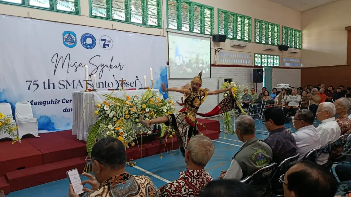Penampilan wayang orang meriahkan Perayaan Hari Ulang Tahun (HUT) ke-75 SMA Santo Yosef Solo yang diawali dengan ekaristi syukur yang dipimpin tujuh romo, Jumat (17/7). (ALFIDA/RADAR SOLO)