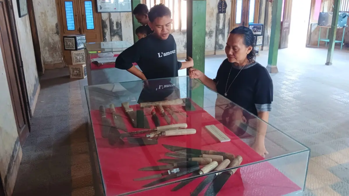 Pengunjung melihat berbagai koleksi di Museum Besalen Koripan, Desa Kranggan, Kecamatan Polanharjo, Klaten. (Angga Purenda/Radar Solo)