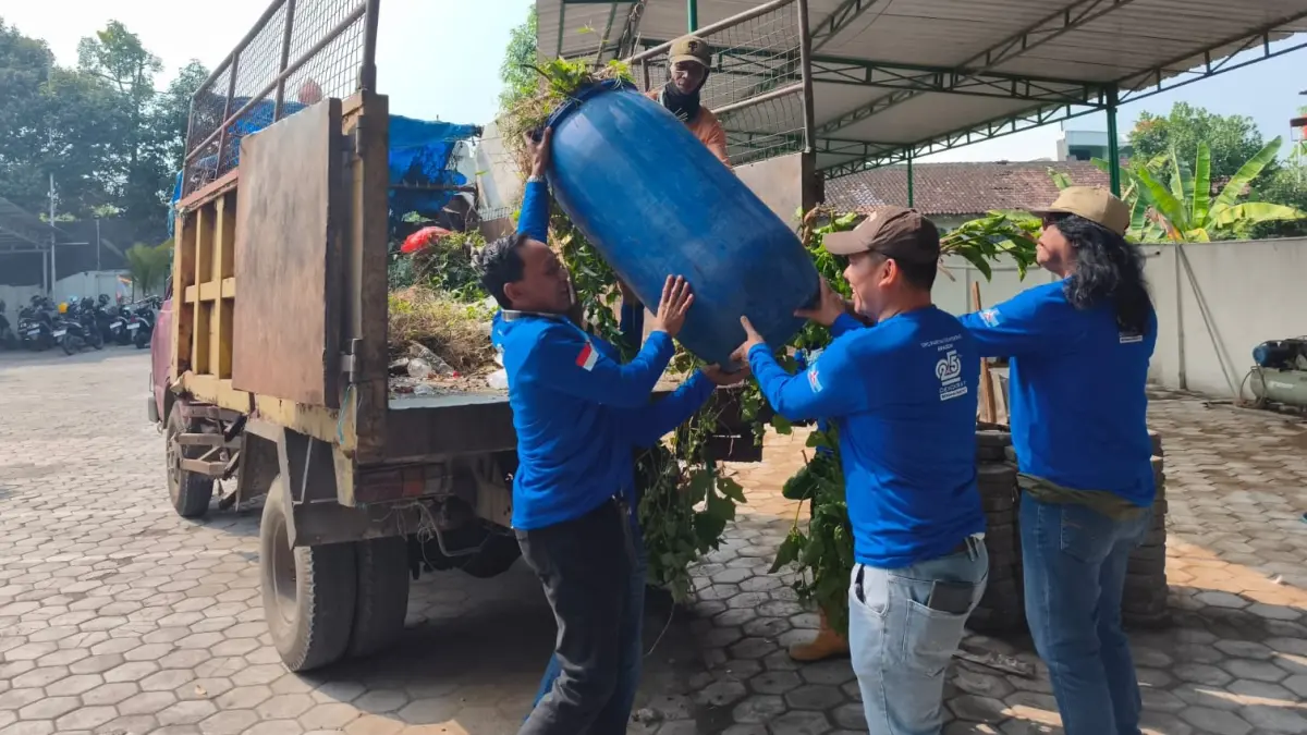 Pengurus hingga kader DPC Partai Demokrat Sragen membersihkan sampah di Sungai Garuda, Kecamatan Sragen, Jumat (31/7/2026). (Ahmad Khairudin/Radar Solo)
