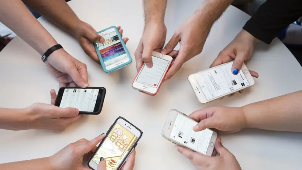 Phone Stack Challenge ajak orang menumpuk HP di meja saat nongkrong agar lebih fokus mengobrol tanpa distraksi phubbing.