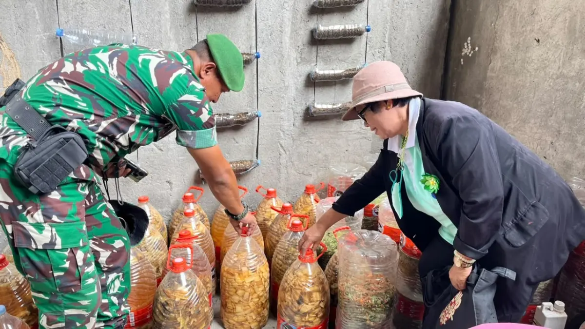 Prajurit Yonif TP 449 dibekali pengelolaan sampah usai menjalani pelatihan dengan DLH dan Bank Sampah Induk (BSI) Mulur. (IWAN KAWUL/RADAR SOLO)