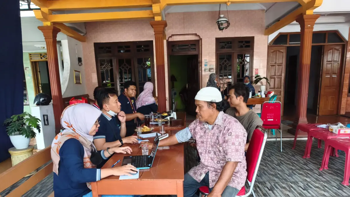 Sejumlah warga Kampung Cantel Wetan, Kelurahan Sragen Tengah menjalani pemeriksaan kesehatan karena terdampak polusi Pabrik Gula Mojo, Jumat (31/7/2026). (Ahmad Khairudin/Radar Solo)