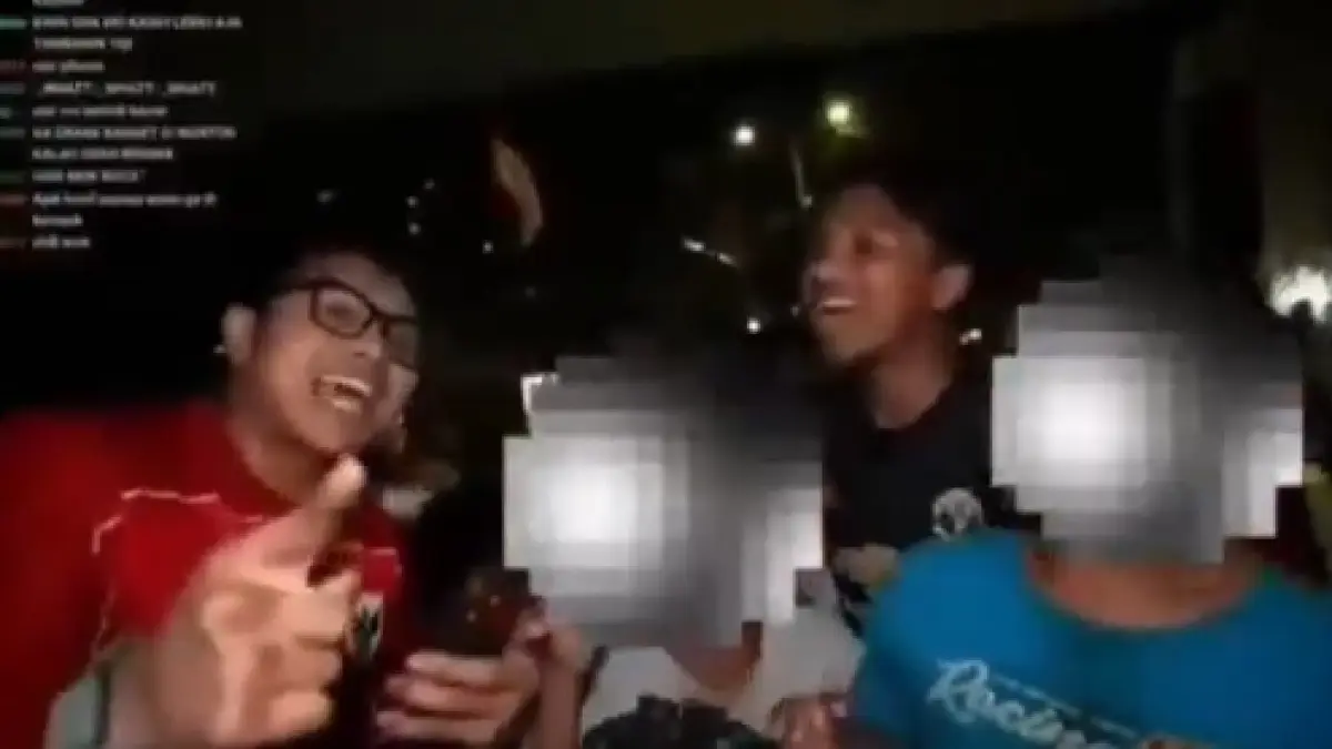 Tangkapan layar saat Bigmo dan Melvin Erio mengajak atau mengarahkan sejumlah anak bawah umur menyebut merek liquid vape dalam video siaran langsung. (TANGKAPAN LAYAR MEDSOS)