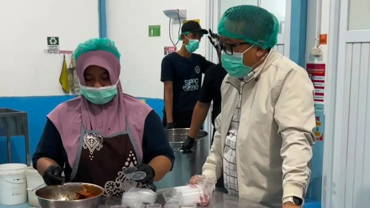 Wakil Bupati Karanganyar Adhe Eliana saat melakukan sidak di sejumlah SPPG di Karanganyar belum lama ini. (Rudi Hartono/Radar Solo)