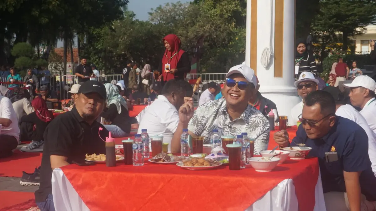 Bupati Klaten Hamenang Wajar Ismoyo saat menyantap Sop Ayam dalam pencatatan rekor dunia MURI di Alun-alun Klaten, Sabtu (1/8/2026). (Angga Purenda/Radar Solo)