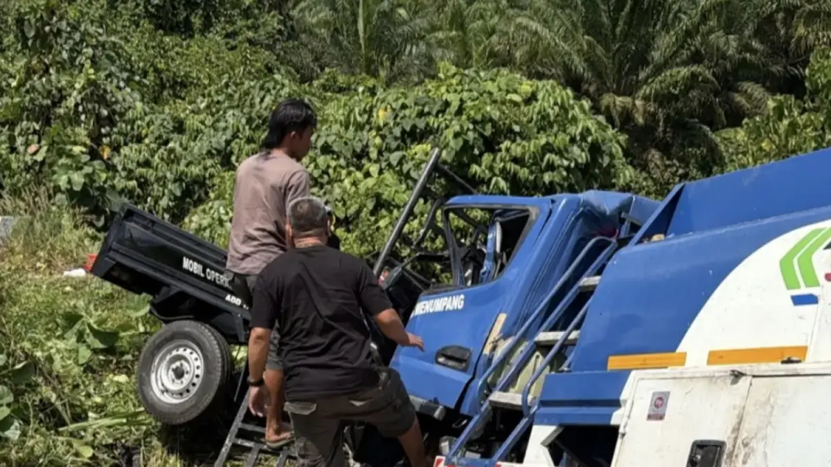 Kondisi mobil pikap rombongan mahasiswa KKN usai bertabrakan dengan mobil tangki di Jalan Alternatif Banjarbaru-Batulicin, Kecamatan Mantewe, Kabupaten Tanah bumbu, Sabtu (1/8/2026). (Radar Banjarmasin/PKJR Tanah Bumbu)