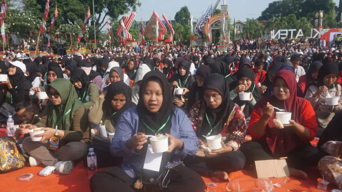 Ribuan orang sedang menyantap Sop Ayam dalam pencatatan rekor dunia MURI di Alun-alun Klaten, Sabtu (1/8/2026) (Angga Purenda/Radar Solo)