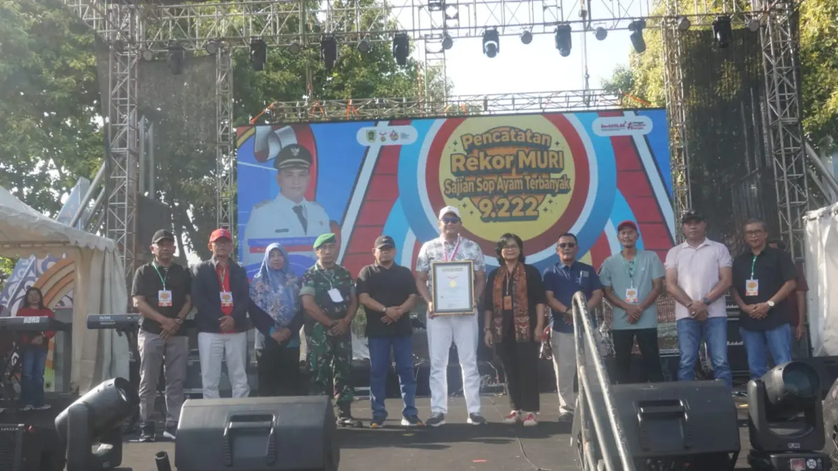 Ribuan Warga Padati Alun-alun, Klaten Sukses Raih Rekor Dunia MURI Usai 9.222 Porsi Sop Ayam (ANGGA PURENDA/RADAR SOLO)