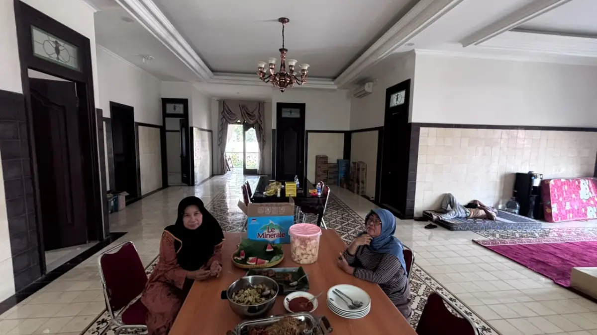 Sejumlah korban kebakaran Aspol Panularan masih mengungsi di Loji Gandrung, Sabtu (1/8). (ARIEF BUDIMAN/RADAR SOLO)