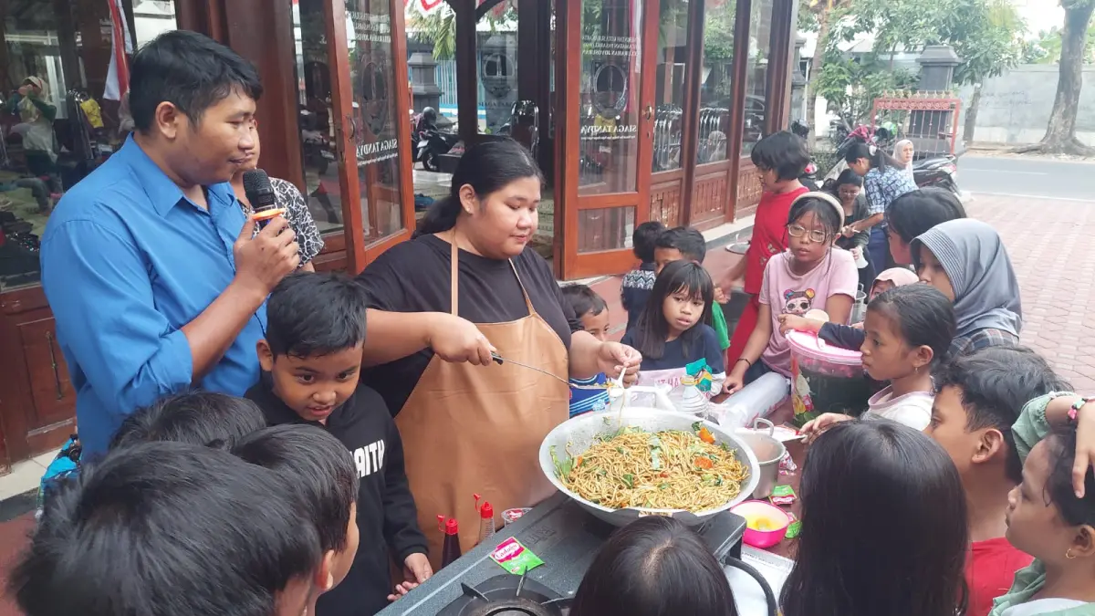 Anak-anak menikmati makanan di sela belajar di Rumah Belajar Pancasila. (A Christian/Radar Solo)