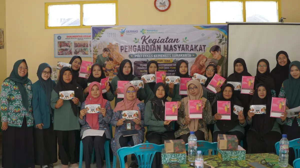 BERSINERGI: Jurusan Kebidanan Poltekkes Kemenkes Surakarta menggelar program pengabdian kepada masyarakat di Desa Krecek, Kecamatan Delanggu, Klaten. (IWAN KAWUL/RADAR SOLO)