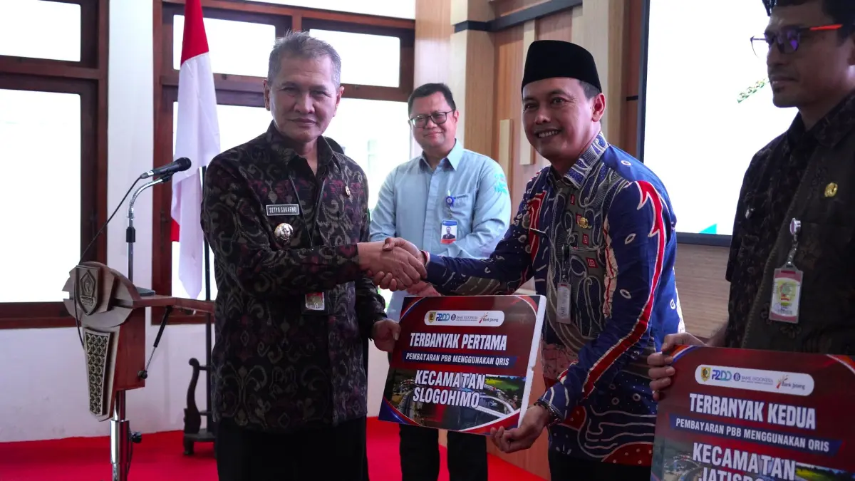 Bupati Wonogiri Setyo Sukorno berikan apresiasi kepada cematan dengan pembayaran PBB-P2 terbanyak. (IWAN ADI/RADAR SOLO)