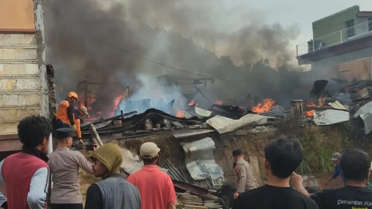 Kebakaran rumah di Kelurahan Blumbang, Kecamatan Tawangmangu, Karanganyar, Minggu (2/8/2026) sekitar pukul 15.00 WIB. (Rudi Hartono/Radar Solo)