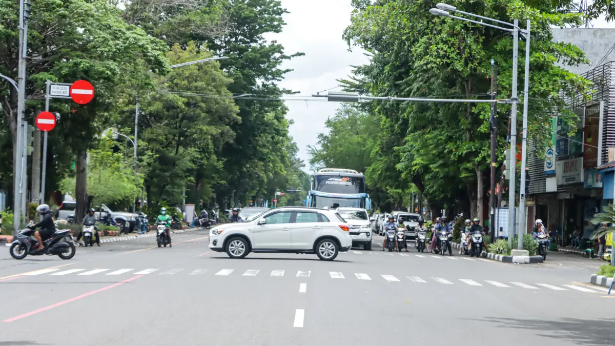 Lalu lintas di area pusat perbelanjaan Jalan Slamet Riyadi tetap normal. (M Ihsan/Radar Solo)