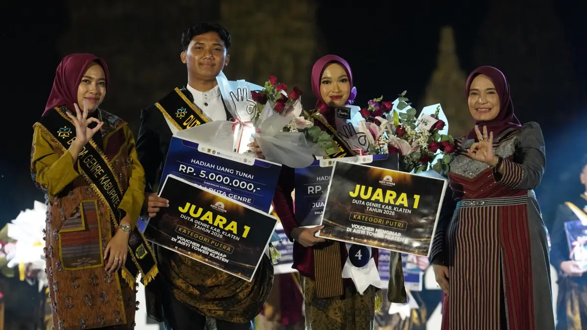 Nizar Fahmi dari Kecamatan Ceper dan Syifa Andini dari Kecamatan Ngawen saat dinobatkan sebagai Duta GenRe Kabupaten Klaten 2026 di Lapangan Garuda, Kawasan Candi Prambanan, Jumat (31/7/2026). (Angga Purenda/Radar Solo)