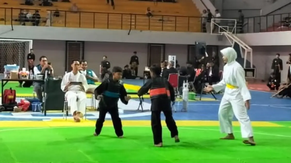 Para atlet pecak silat berlaga dalam ajang (Popda) Pencak Silat 2026 di GOR Bung Karno Sukoharjo, Sabtu (1/8/2026). (IWAN KAWUL/RADAR SOLO)