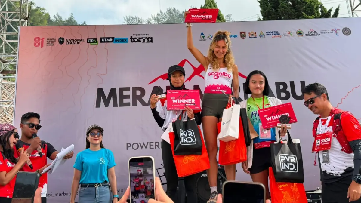 Paula Lopez Forez (tengah) dari spanyol Juara 1 Merapi Merbabu De Trail kategori 5 km dan 30 km female. (ISTIMEWA)