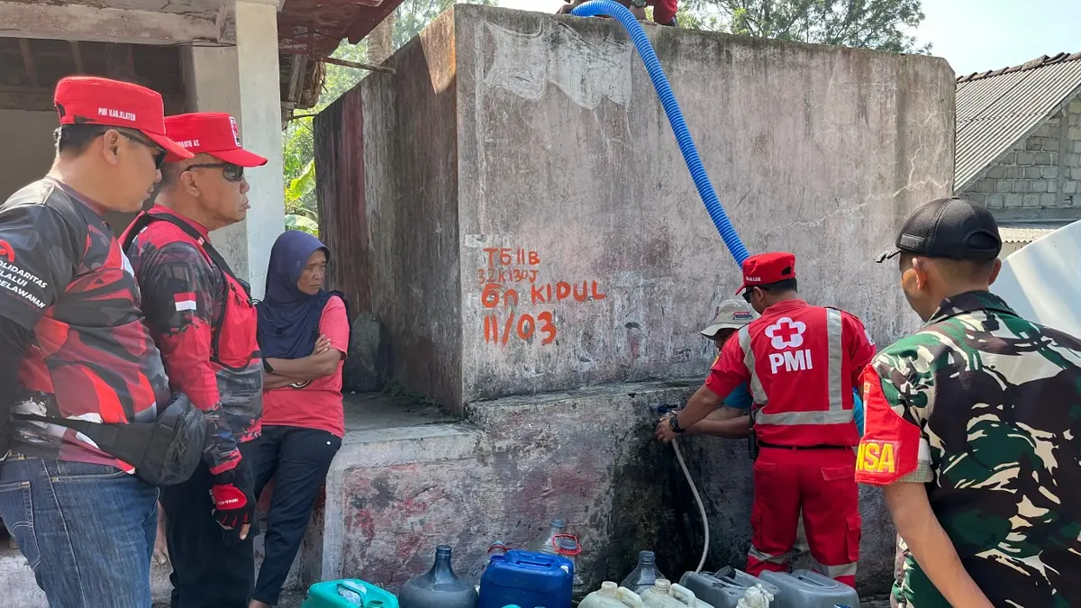 Pendistribusian air bersih oleh PMI Kabupaten Klaten ke Dusun Geneng Kidul, Desa Tegalmulyo, Kecamatan Kemalang, Sabtu (1/8/2026). (Dokumentasi PMI Klaten) 