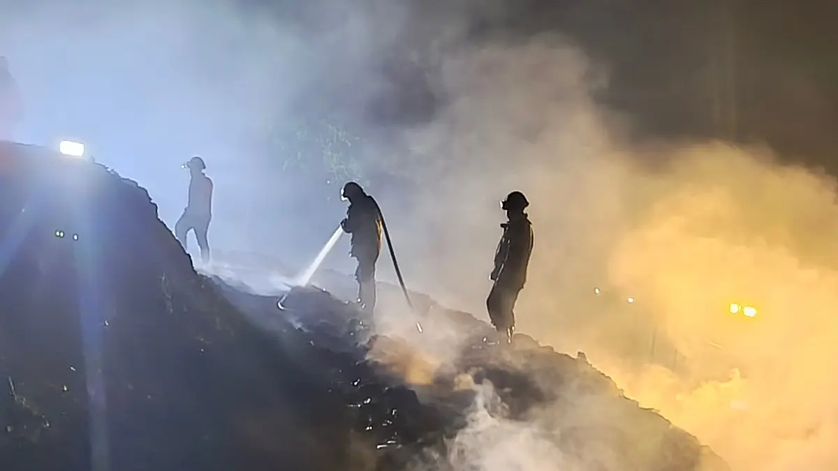 Personel Damkar Kabupaten Klaten dan Sukoharjo saat memadamkan api di TPA Troketon, Kecamatan Pedan, Klaten. (Dokumentasi Damkar Klaten) 