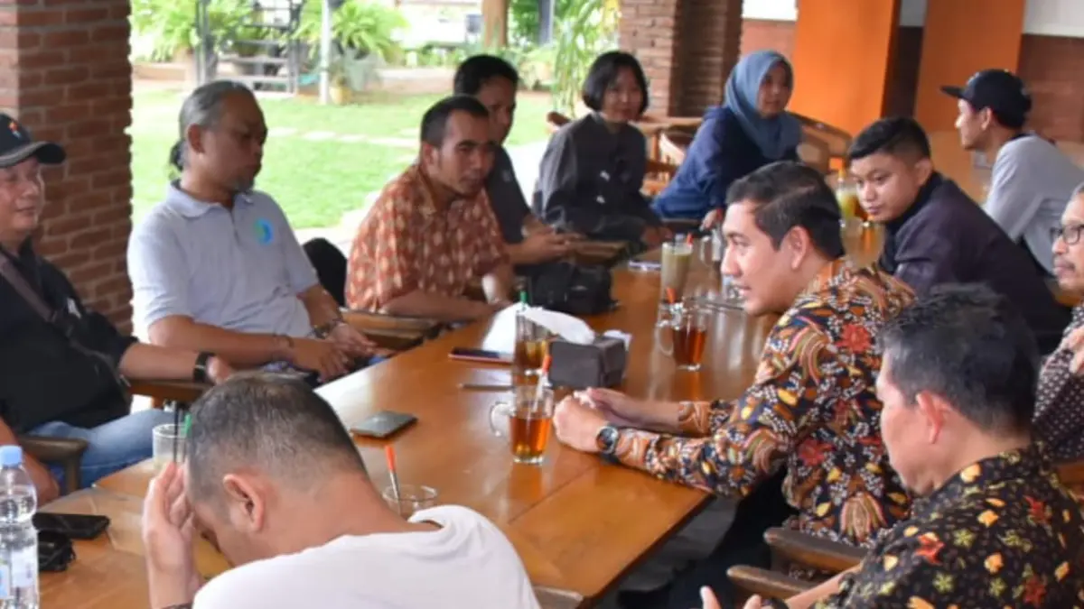 Plt Bupati Sukoharjo Eko Sapto Purnomo beri penjelasan kepada wartawan soal pertemuan dengan Etik Suryani. (Iwan Kawul/Radar Solo)