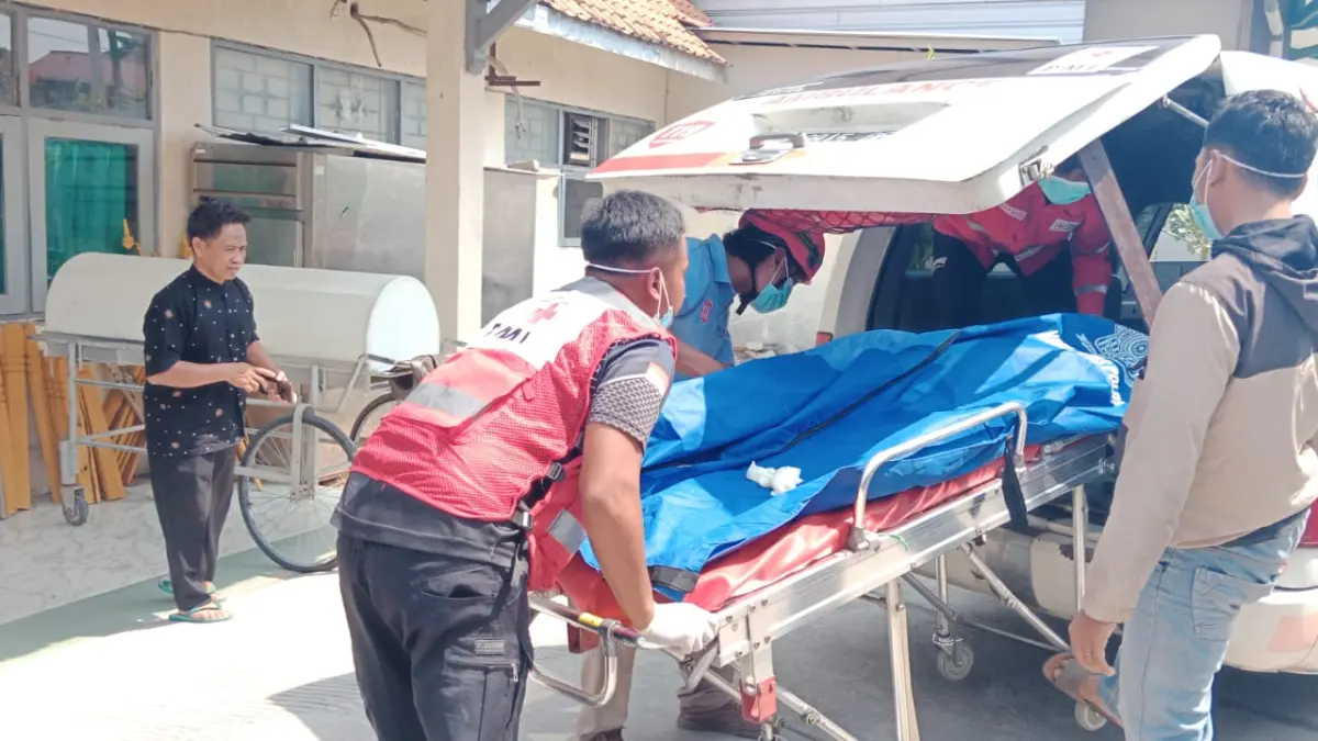 PMI Sragen mengevakuasi penemuan mayat di Kecamatan Gondang, Sabtu (1/8/2026). (Ahmad Khairudin/Radar Solo)