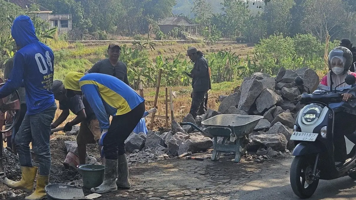 Proyek perbaikan Jalan Bendungan–Jenggrik di Kecamatan Mojogedang, Karanganyar dikebut, Minggu (2/8/2026). (Rudi Hartono/Radar Solo)