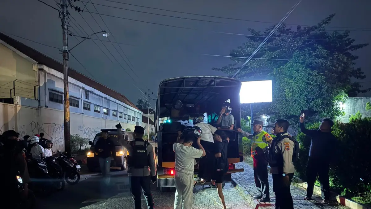 Tim Polresta Solo mengamankan remaja yang akan melakukan aksi vandalisme di tembok sekolah. (Humas Polresta Solo)