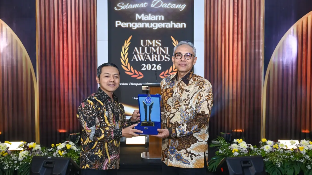 Wakil Menteri Pendidikan Dasar dan Menengah Fajar Riza Ul Haq menerima Public Leadership Award dalam UMS Alumni Award 2026