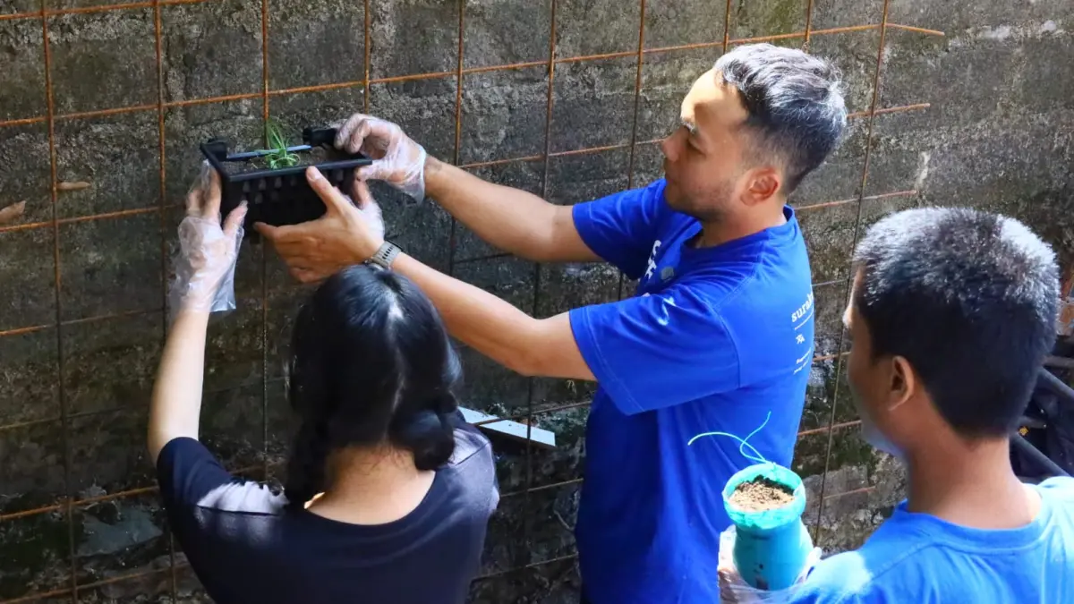 Wali Kota Solo Respati Ardi bersama anak-anak ADHA belajar bercocok tanam.