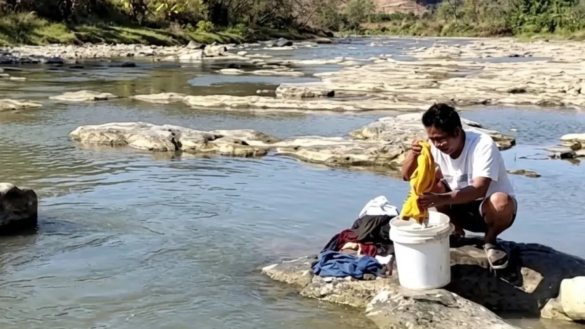 Warga Desa Bolo, Kecamatan Wonosegoro, Boyolali menggunakan air Sungai Serang untuk mencuci dan memasak karena sumur-sumur mengering. (ABDUL KHOFID/RADAR SOLO)
