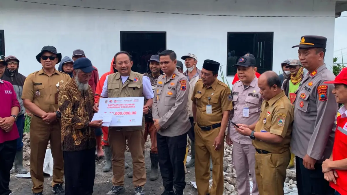 Bupati Karanganyar Rober Christanto serahkan bantuan ke korban kebakaran di Blumbang, Tawangmangu, Senin (3/8/2026). (Rudi Hartono/Radar Solo)