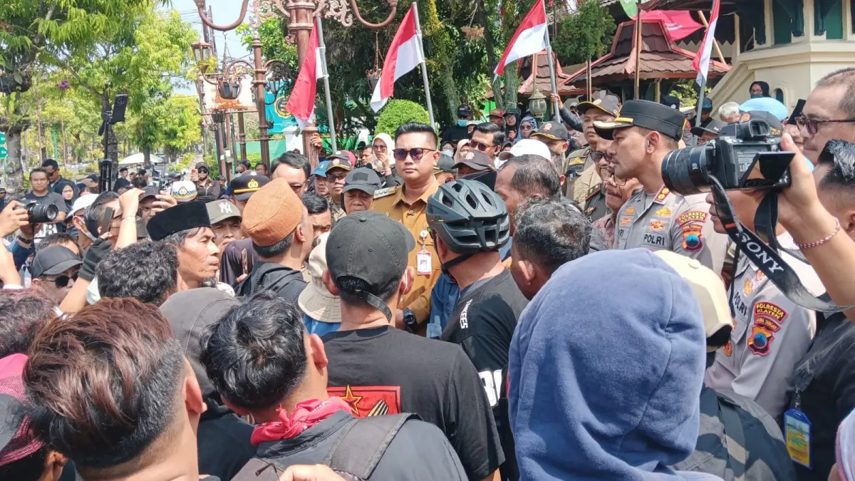 Bupati Klaten Hamenang Wajar Ismoyo saat menemui massa yang melakukan aksi unjuk rasa di depan Gedung Paripurna DPRD Klaten, Senin (3/8/2026). (Angga Purenda/Radar Solo)