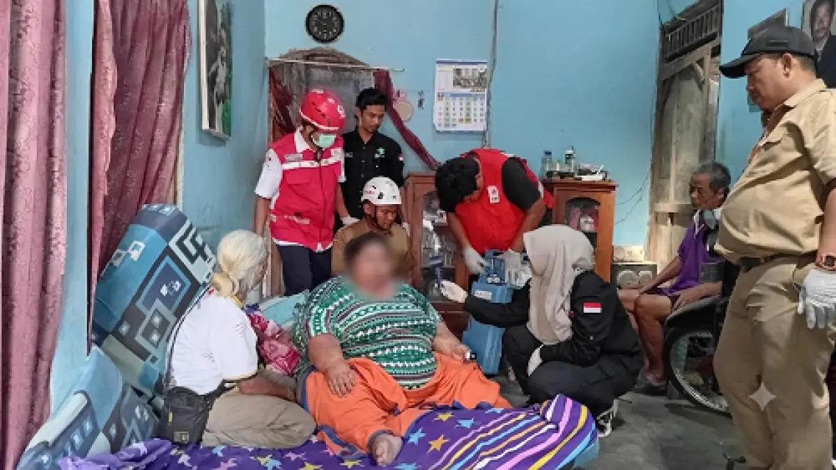 Evakuasi pasien obesitas seberat 300 kg di Kampung Mageru, Kelurahan Sragen Tengah, Kecamatan Sragen, Senin (3/8/2026). (Ahmad Khairudin/Radar Solo)