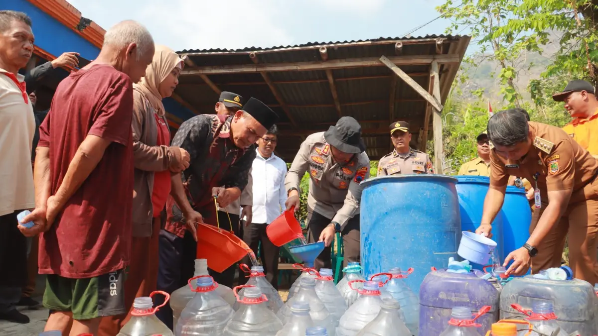 Kapolres Sukoharjo AKBP Anggaito dropping air bersih di Dusun Malangan, Desa Kedungsono, Bulu, Sukoharjo, Senin (3/8). (IWAN KAWUL/RADAR SOLO)