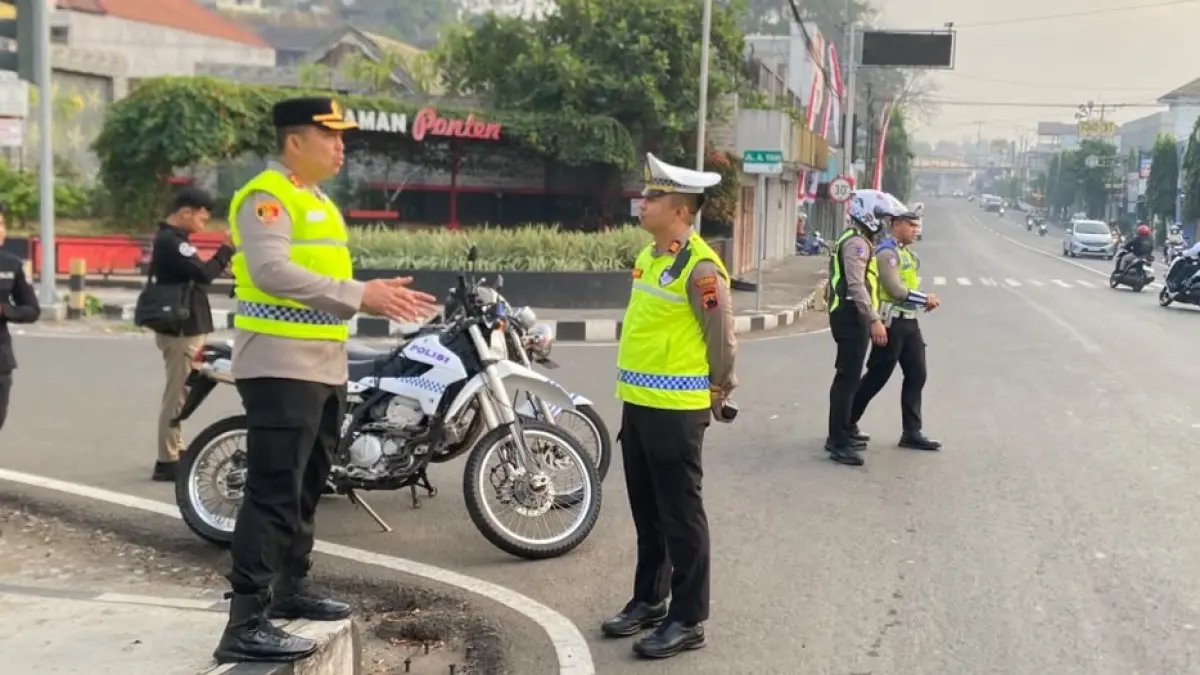Kapolres Wonogiri AKBP Haris Munandar Hasyim (kiri) memantau pengamanan dan pengaturan lalu lintas (AG Pagi) di sejumlah titik rawan kepadatan, Senin (3/8/2026). (DOK.POLRES WONOGIRI)