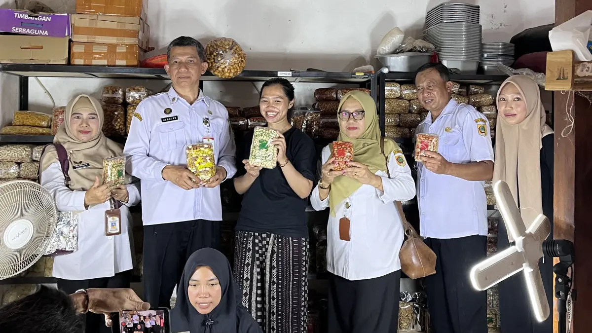 Kepala Disdukcapil Wonogiri Herdian memantau ekonomi kreatif penyokong Wisata Adminduk di Desa Slogoretno Kecamatan Jatipurno baru-baru ini. (Dok.Pemdes Slogoretno)
