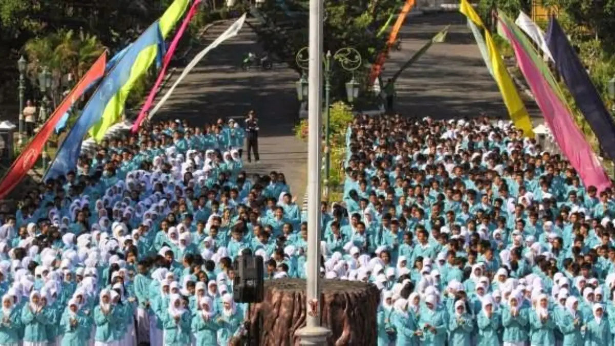 Kuliah di Solo? Memahami dasar tingkatan bahasa Jawa seperti ngoko dan krama dapat membantu mahasiswa baru beradaptasi lebih cepat dengan lingkungan kampus dan masyarakat sekitar.
