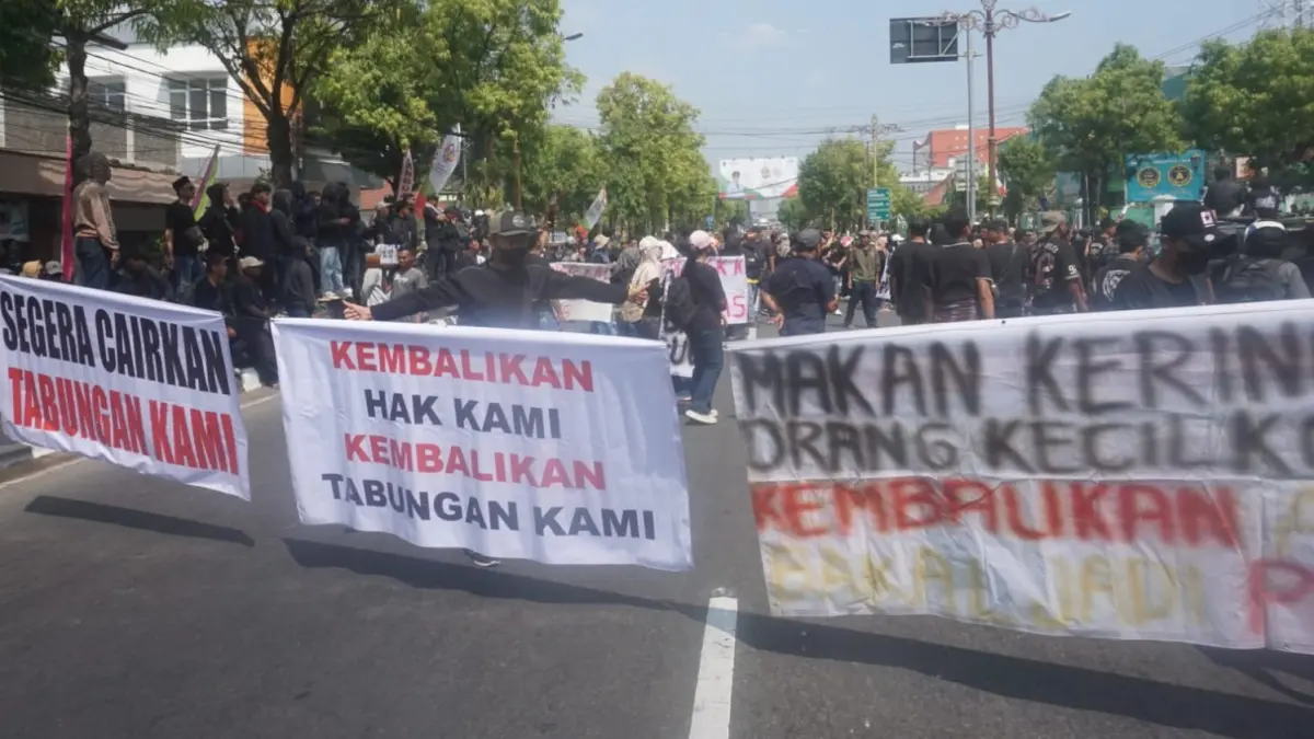 Massa berunjuk rasa di depan Gedung DPRD Kabupaten Klaten penyelesaian kasus PD BKK Klaten Senin (3/8/2026). (Angga Purenda/Radar Solo)