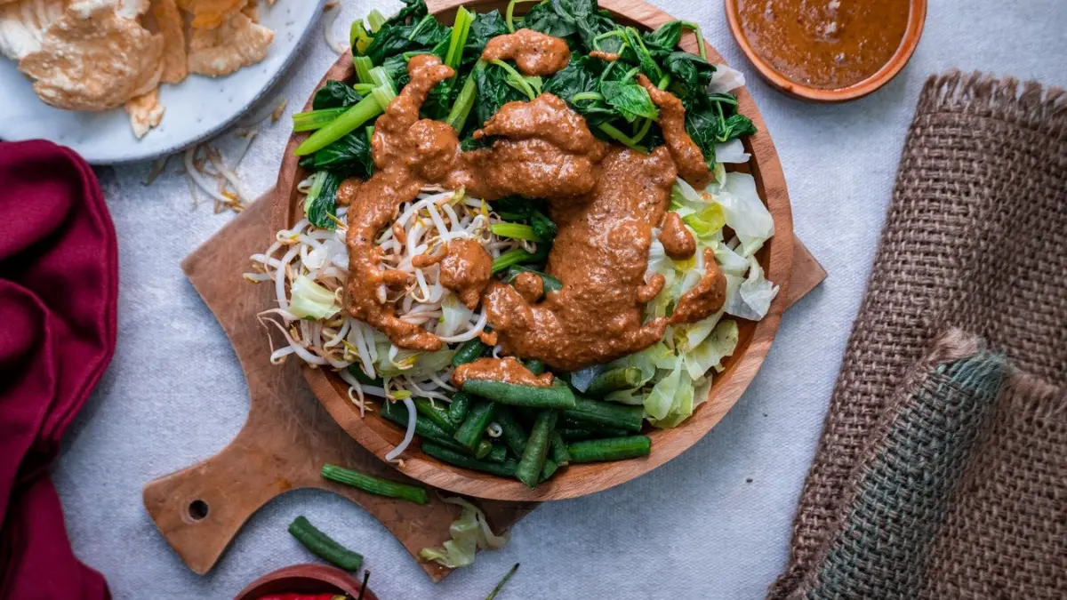 Nama makanan Indonesia seperti pecel dan lodeh sulit diterjemahkan ke bahasa Inggris karena beda konsep budaya. Cara terbaik adalah mempertahankan nama aslinya lalu memberi penjelasan singkat tentang hidangan tersebut.