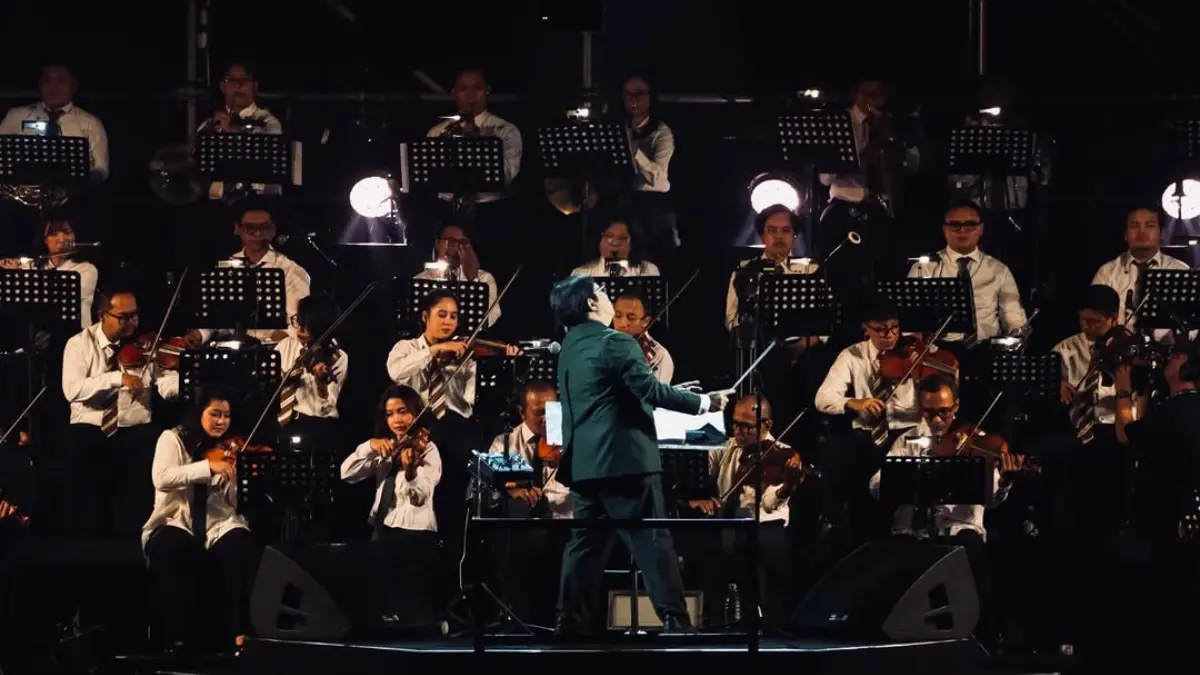 Orkestra merupakan kelompok besar musisi yang memainkan berbagai jenis instrumen secara bersama-sama. (Instagram: eg.erwingutawa)