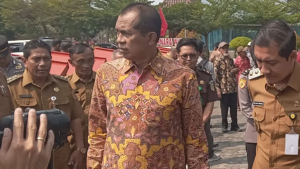PANTAUAN: Wakil Ketua Komisi IV DPR RI Abdul Kharis di Graha Satya Praja Sukoharjo, Senin pagi (3/8). (IWAN KAWUL/RADAR SOLO)