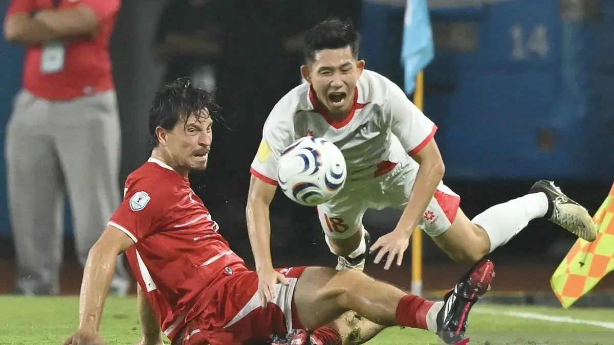 Pemain Timnas Indonesia Thom Haye &nbsp;berebut bola dengan pemain Vietnam Nguyen Hai Long pada pertandingan Grup A Piala AFF 2026 di Stadion Pakansari, Bogor, Senin (3/8/2026). (ANTARA FOTO/Bayu Pratama S)