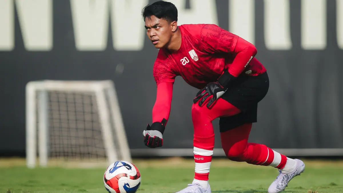 PEMANASAN: Kiper Persis Solo Teguh Amirudin saat jalani uji coba melawan dewa United, Minggu (2/8). (TIM MEDIA PERSIS SOLO)