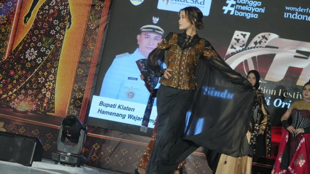 Peragaan busana dalam gelaran Klaten Fashion Festival (KFF) yang mengangkat motif Sindu Melati di kawasan Monumen Juang 45 Klaten. (Dokumentasi Diskominfo Klaten)
