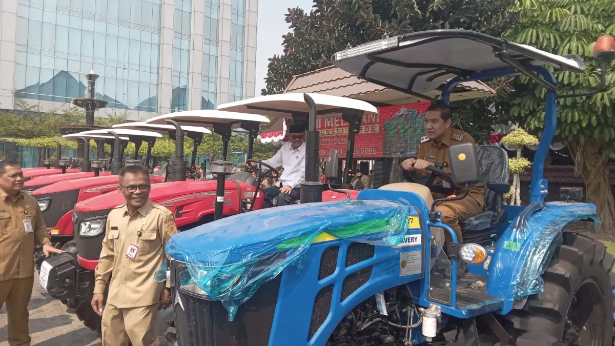 Plt Bupati Sukoharjo Eko Sapto Purnomo jajal traktor di sela penyaluran bantuan pertanian di Graha Satya Praja, Senin pagi (3/8). (IWAN KAWUL/RADAR SOLO)