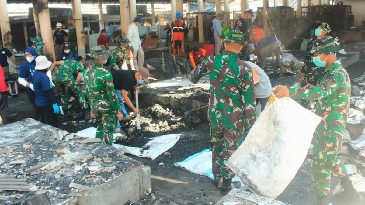 Proses pembersihan Pasar Sidoharjo, Bayat pasca kebakaran yang dilakukan personel gabungan, Sabtu (1/8/2026). (Dokumentasi Kodim Klaten)