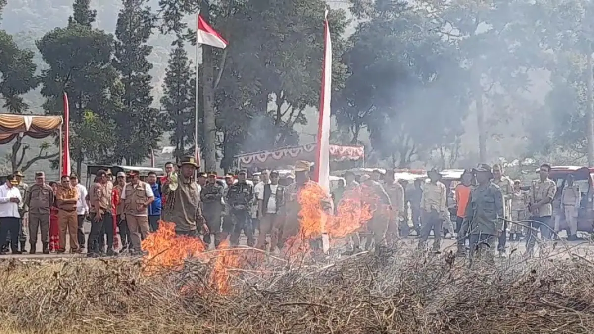 Simulasi pemadaman karhutla yang digelar oleh tim gabungan Perhutani, Pemkab dan Polres Karanganyar, Senin (3/8/2026). (Rudi Hartono/Radar Solo) 